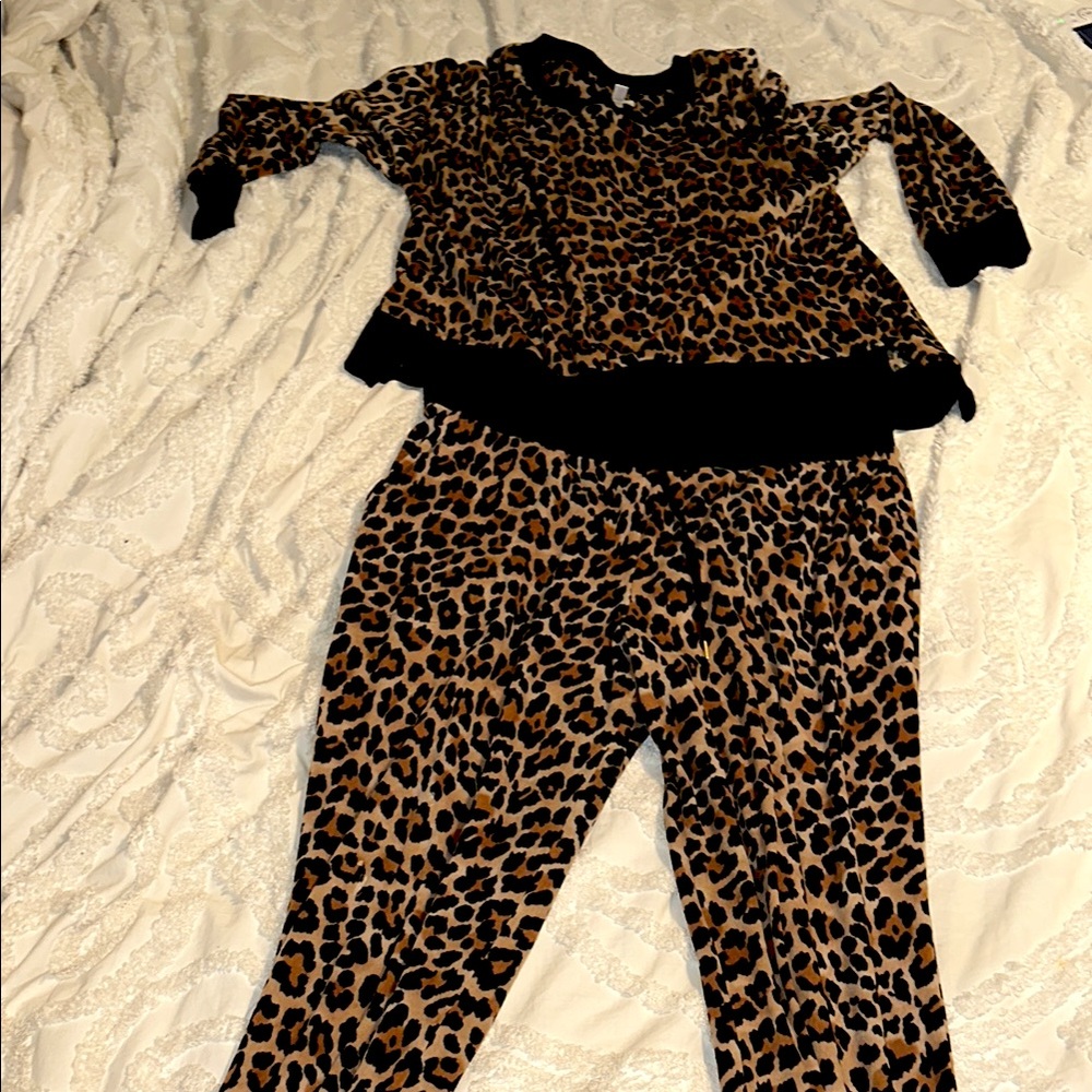 Leopard Print Two-Piece pajamas